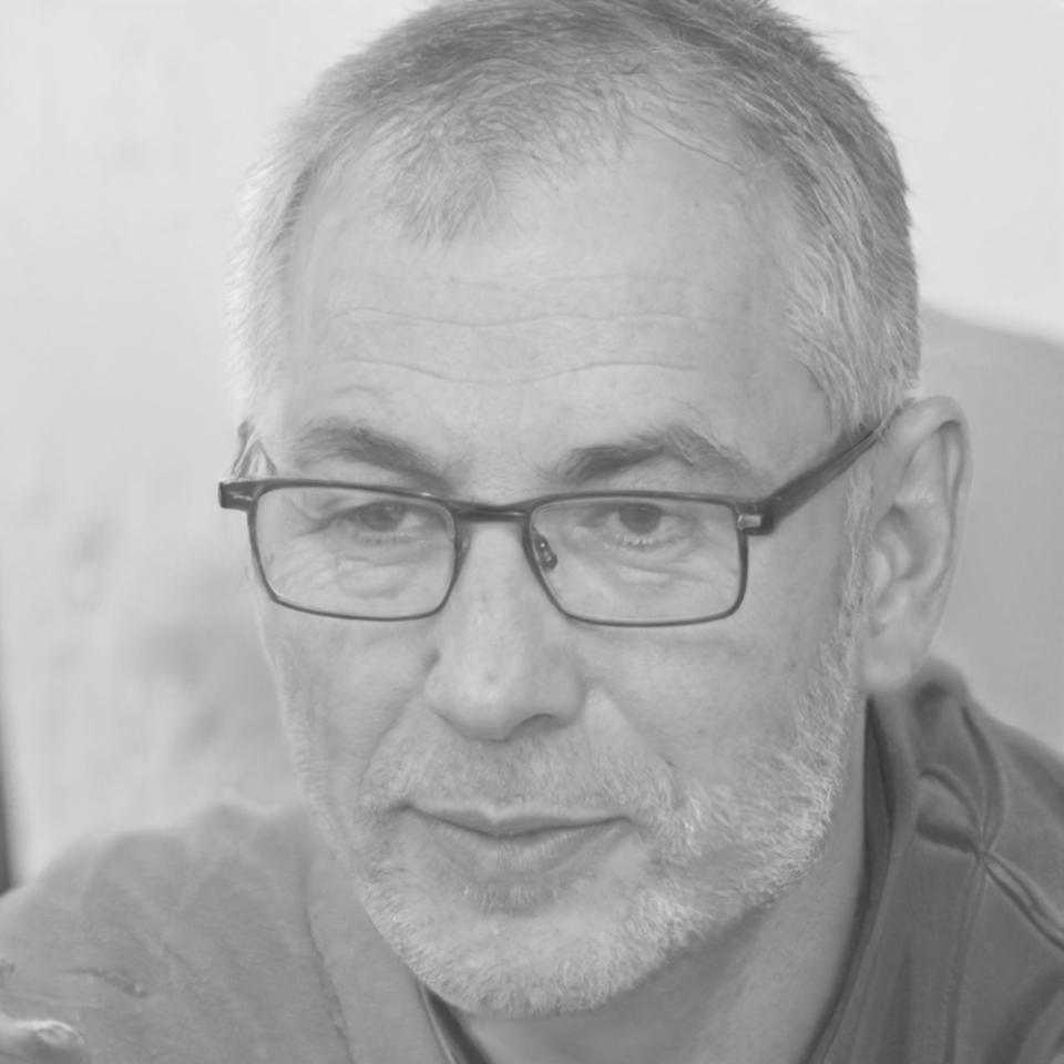 Retrato de Adrián Castellanos, mentor de trading sistemático